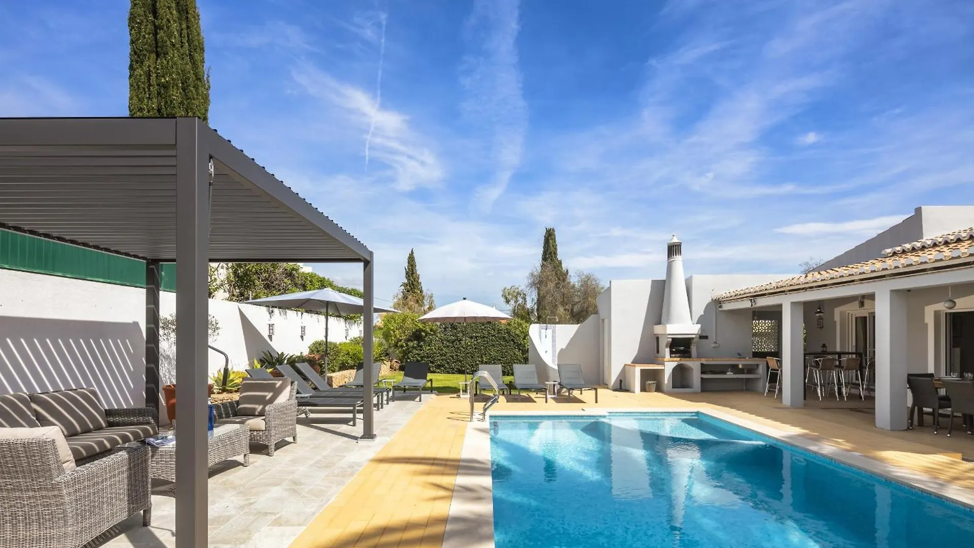Villa At Walking Distance From Center And Beach! 카르보에이루