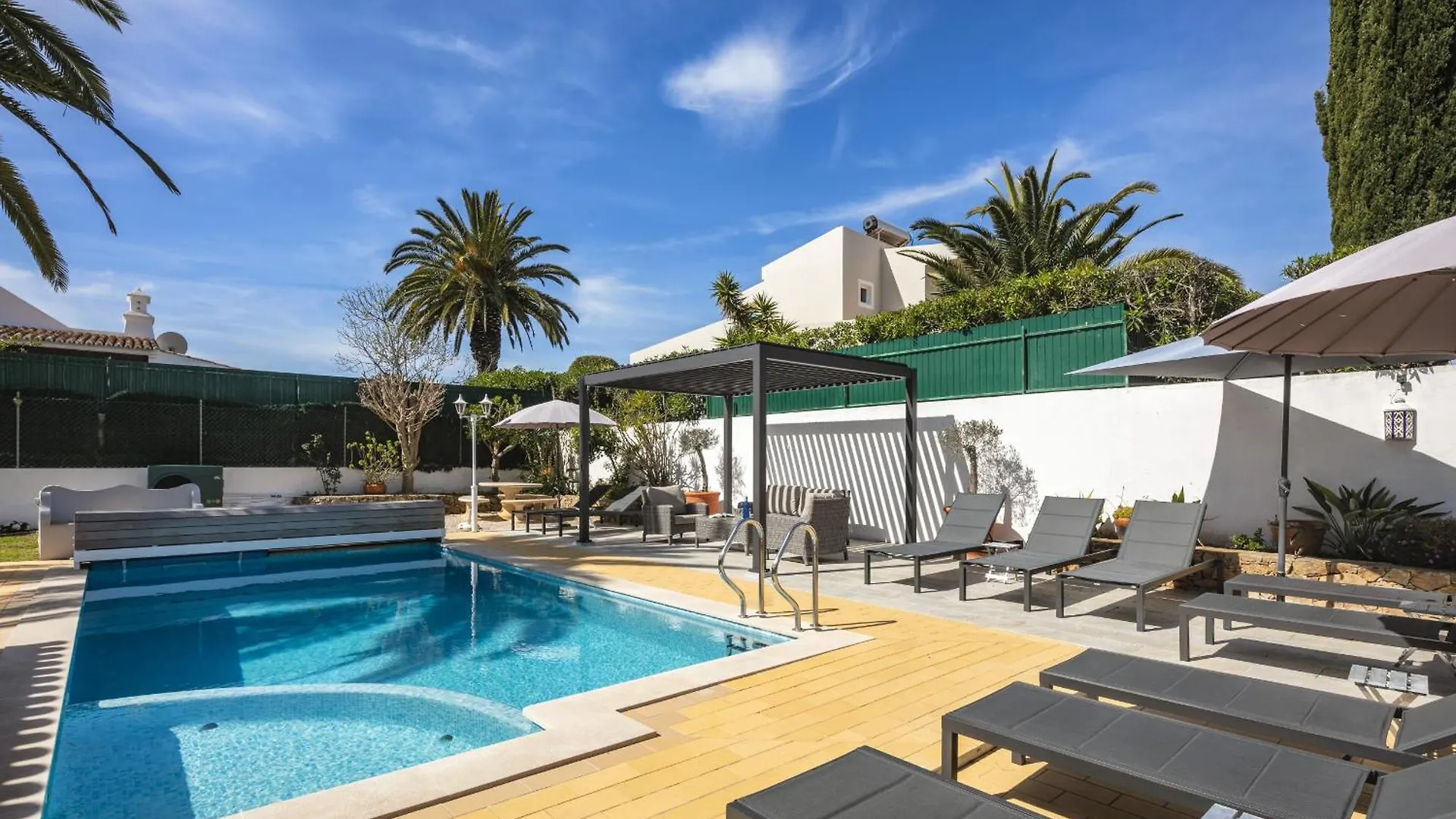 Villa At Walking Distance From Center And Beach! 카르보에이루 포르투갈