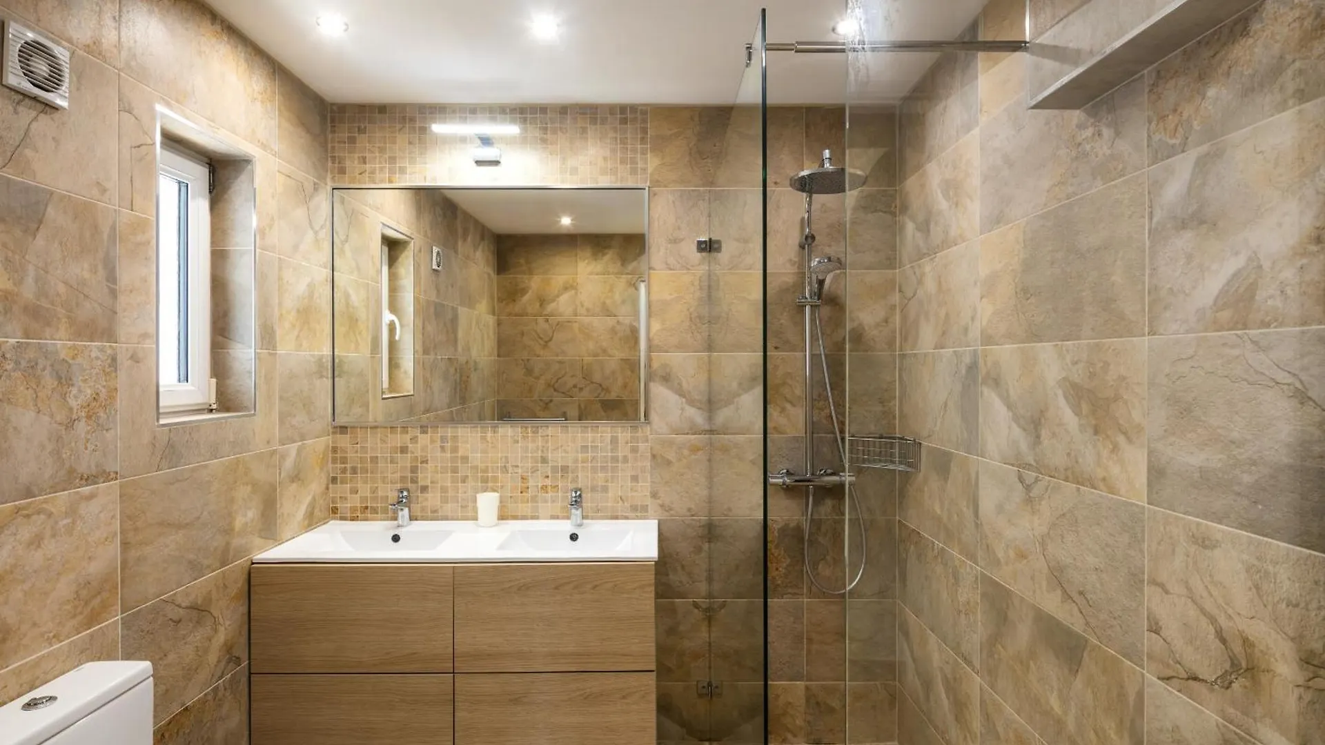 Villa At Walking Distance From Center And Beach! 카르보에이루