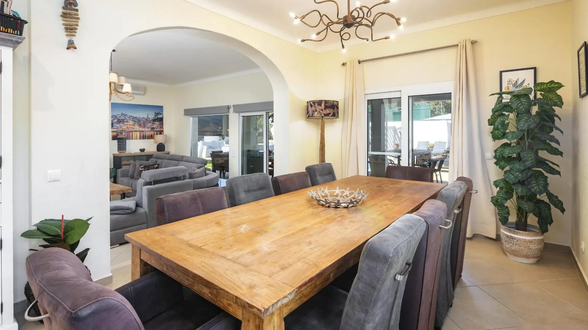 Villa At Walking Distance From Center And Beach! 카르보에이루